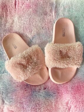 MK pink slippers